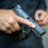 Am Samstagabend ist Zeugen in Neu-Ulm ein junger Mann mit einer Pistole aufgefallen. Als die Polizei ihn kontrollieren wollte, wehrte der 21-Jährige sich gegen die Beamten. (Symbolbild)