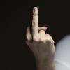 In Neu-Ulm hat ein junger Mann Polizeibeamten den Mittelfinger gezeigt. (Symbolbild)