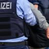 Ein 39-jähriger betrunkener Mann wurde von der Polizei wegen Pöbelei in Gewahrsam genommen. Allerdings hörte der Mann in der Arrestzelle nicht damit auf sich aufzuführen. (Symbolbild)