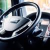 In Lindau wäre ein LKW-Fahrer um ein Haar betrunken gefahren. Ein aufmerksamer Mitarbeiter hatte Alkoholgeruch am 52-Jährigen bemerkt und die Polizei alarmiert.  (Symbolbild)