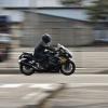In Wangen ist ein Motorradfahrer nach einem Frontalzusammenstoß  mit einem Auto schwer verletzt worden. Nach der Kollision wurde der 60-jährige ins Gebüsch geschleudert. (Symbolbild)