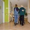 Eine Frau, die in Lamerdingen mit einem Rollator unterwegs war ist gestürzt und hat sich verletzt. Nun wird gegen die Pflegekraft ermittelt, die sie begleitete. (Symbolbild)