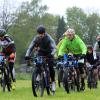 Die Bierzeltgarnituren im Start-Ziel-Bereich des Auerberg-Mountainbike-Marathons in Kaufbeuren blieben zusammengeklappt. An ein gemütliches Beisammensein war am Sonntag wahrlich nicht zu denken. Unaufhörlich tröpfelte es vom Himmel, mal weniger stark, meist aber in beachtlichem Ausmaß. „Wir sind froh, dass das Rennen überhaupt stattfinden konnte“, sagte Organisator Sascha Braun angesichts der bescheidenen Witterungsbedingungen. Rund 470 Anmeldungen hatte er bis zum Sonntagmorgen entgegengenommen, knapp 300 Finisher waren es letztlich. Eine sehr erfreuliche Anzahl, wie er sagte.

Mehr über das Thema erfahren Sie in der Montagsausgabe der Allgäuer Zeitung, Ausgabe Kaufbeuren, vom 13.05.2019.

Die Allgäuer Zeitung und ihre Heimatzeitungen erhalten Sie
in den jeweiligen AZ Service-Centern
im Abonnement
oder digital als e-Paper