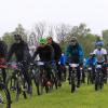 Die Bierzeltgarnituren im Start-Ziel-Bereich des Auerberg-Mountainbike-Marathons in Kaufbeuren blieben zusammengeklappt. An ein gemütliches Beisammensein war am Sonntag wahrlich nicht zu denken. Unaufhörlich tröpfelte es vom Himmel, mal weniger stark, meist aber in beachtlichem Ausmaß. „Wir sind froh, dass das Rennen überhaupt stattfinden konnte“, sagte Organisator Sascha Braun angesichts der bescheidenen Witterungsbedingungen. Rund 470 Anmeldungen hatte er bis zum Sonntagmorgen entgegengenommen, knapp 300 Finisher waren es letztlich. Eine sehr erfreuliche Anzahl, wie er sagte.

Mehr über das Thema erfahren Sie in der Montagsausgabe der Allgäuer Zeitung, Ausgabe Kaufbeuren, vom 13.05.2019.

Die Allgäuer Zeitung und ihre Heimatzeitungen erhalten Sie
in den jeweiligen AZ Service-Centern
im Abonnement
oder digital als e-Paper