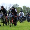Die Bierzeltgarnituren im Start-Ziel-Bereich des Auerberg-Mountainbike-Marathons in Kaufbeuren blieben zusammengeklappt. An ein gemütliches Beisammensein war am Sonntag wahrlich nicht zu denken. Unaufhörlich tröpfelte es vom Himmel, mal weniger stark, meist aber in beachtlichem Ausmaß. „Wir sind froh, dass das Rennen überhaupt stattfinden konnte“, sagte Organisator Sascha Braun angesichts der bescheidenen Witterungsbedingungen. Rund 470 Anmeldungen hatte er bis zum Sonntagmorgen entgegengenommen, knapp 300 Finisher waren es letztlich. Eine sehr erfreuliche Anzahl, wie er sagte.

Mehr über das Thema erfahren Sie in der Montagsausgabe der Allgäuer Zeitung, Ausgabe Kaufbeuren, vom 13.05.2019.

Die Allgäuer Zeitung und ihre Heimatzeitungen erhalten Sie
in den jeweiligen AZ Service-Centern
im Abonnement
oder digital als e-Paper
