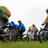 Die Bierzeltgarnituren im Start-Ziel-Bereich des Auerberg-Mountainbike-Marathons in Kaufbeuren blieben zusammengeklappt. An ein gemütliches Beisammensein war am Sonntag wahrlich nicht zu denken. Unaufhörlich tröpfelte es vom Himmel, mal weniger stark, meist aber in beachtlichem Ausmaß. „Wir sind froh, dass das Rennen überhaupt stattfinden konnte“, sagte Organisator Sascha Braun angesichts der bescheidenen Witterungsbedingungen. Rund 470 Anmeldungen hatte er bis zum Sonntagmorgen entgegengenommen, knapp 300 Finisher waren es letztlich. Eine sehr erfreuliche Anzahl, wie er sagte.

Mehr über das Thema erfahren Sie in der Montagsausgabe der Allgäuer Zeitung, Ausgabe Kaufbeuren, vom 13.05.2019.

Die Allgäuer Zeitung und ihre Heimatzeitungen erhalten Sie
in den jeweiligen AZ Service-Centern
im Abonnement
oder digital als e-Paper