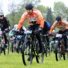 Die Bierzeltgarnituren im Start-Ziel-Bereich des Auerberg-Mountainbike-Marathons in Kaufbeuren blieben zusammengeklappt. An ein gemütliches Beisammensein war am Sonntag wahrlich nicht zu denken. Unaufhörlich tröpfelte es vom Himmel, mal weniger stark, meist aber in beachtlichem Ausmaß. „Wir sind froh, dass das Rennen überhaupt stattfinden konnte“, sagte Organisator Sascha Braun angesichts der bescheidenen Witterungsbedingungen. Rund 470 Anmeldungen hatte er bis zum Sonntagmorgen entgegengenommen, knapp 300 Finisher waren es letztlich. Eine sehr erfreuliche Anzahl, wie er sagte.

Mehr über das Thema erfahren Sie in der Montagsausgabe der Allgäuer Zeitung, Ausgabe Kaufbeuren, vom 13.05.2019.

Die Allgäuer Zeitung und ihre Heimatzeitungen erhalten Sie
in den jeweiligen AZ Service-Centern
im Abonnement
oder digital als e-Paper