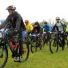 Die Bierzeltgarnituren im Start-Ziel-Bereich des Auerberg-Mountainbike-Marathons in Kaufbeuren blieben zusammengeklappt. An ein gemütliches Beisammensein war am Sonntag wahrlich nicht zu denken. Unaufhörlich tröpfelte es vom Himmel, mal weniger stark, meist aber in beachtlichem Ausmaß. „Wir sind froh, dass das Rennen überhaupt stattfinden konnte“, sagte Organisator Sascha Braun angesichts der bescheidenen Witterungsbedingungen. Rund 470 Anmeldungen hatte er bis zum Sonntagmorgen entgegengenommen, knapp 300 Finisher waren es letztlich. Eine sehr erfreuliche Anzahl, wie er sagte.

Mehr über das Thema erfahren Sie in der Montagsausgabe der Allgäuer Zeitung, Ausgabe Kaufbeuren, vom 13.05.2019.

Die Allgäuer Zeitung und ihre Heimatzeitungen erhalten Sie
in den jeweiligen AZ Service-Centern
im Abonnement
oder digital als e-Paper