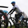 Die Bierzeltgarnituren im Start-Ziel-Bereich des Auerberg-Mountainbike-Marathons in Kaufbeuren blieben zusammengeklappt. An ein gemütliches Beisammensein war am Sonntag wahrlich nicht zu denken. Unaufhörlich tröpfelte es vom Himmel, mal weniger stark, meist aber in beachtlichem Ausmaß. „Wir sind froh, dass das Rennen überhaupt stattfinden konnte“, sagte Organisator Sascha Braun angesichts der bescheidenen Witterungsbedingungen. Rund 470 Anmeldungen hatte er bis zum Sonntagmorgen entgegengenommen, knapp 300 Finisher waren es letztlich. Eine sehr erfreuliche Anzahl, wie er sagte.

Mehr über das Thema erfahren Sie in der Montagsausgabe der Allgäuer Zeitung, Ausgabe Kaufbeuren, vom 13.05.2019.

Die Allgäuer Zeitung und ihre Heimatzeitungen erhalten Sie
in den jeweiligen AZ Service-Centern
im Abonnement
oder digital als e-Paper