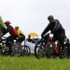 Die Bierzeltgarnituren im Start-Ziel-Bereich des Auerberg-Mountainbike-Marathons in Kaufbeuren blieben zusammengeklappt. An ein gemütliches Beisammensein war am Sonntag wahrlich nicht zu denken. Unaufhörlich tröpfelte es vom Himmel, mal weniger stark, meist aber in beachtlichem Ausmaß. „Wir sind froh, dass das Rennen überhaupt stattfinden konnte“, sagte Organisator Sascha Braun angesichts der bescheidenen Witterungsbedingungen. Rund 470 Anmeldungen hatte er bis zum Sonntagmorgen entgegengenommen, knapp 300 Finisher waren es letztlich. Eine sehr erfreuliche Anzahl, wie er sagte.

Mehr über das Thema erfahren Sie in der Montagsausgabe der Allgäuer Zeitung, Ausgabe Kaufbeuren, vom 13.05.2019.

Die Allgäuer Zeitung und ihre Heimatzeitungen erhalten Sie
in den jeweiligen AZ Service-Centern
im Abonnement
oder digital als e-Paper