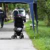 Polizisten sind am Unglücksort im Einsatz. Nach dem vermeintlichen Raubüberfall auf seinen Vater ist ein Sechsjähriger in der Tiroler Ache in Österreich ums Leben gekommen. Jetzt steht der 38-jährge Vater unter Mordverdacht.