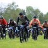 Die Bierzeltgarnituren im Start-Ziel-Bereich des Auerberg-Mountainbike-Marathons in Kaufbeuren blieben zusammengeklappt. An ein gemütliches Beisammensein war am Sonntag wahrlich nicht zu denken. Unaufhörlich tröpfelte es vom Himmel, mal weniger stark, meist aber in beachtlichem Ausmaß. „Wir sind froh, dass das Rennen überhaupt stattfinden konnte“, sagte Organisator Sascha Braun angesichts der bescheidenen Witterungsbedingungen. Rund 470 Anmeldungen hatte er bis zum Sonntagmorgen entgegengenommen, knapp 300 Finisher waren es letztlich. Eine sehr erfreuliche Anzahl, wie er sagte.

Mehr über das Thema erfahren Sie in der Montagsausgabe der Allgäuer Zeitung, Ausgabe Kaufbeuren, vom 13.05.2019.

Die Allgäuer Zeitung und ihre Heimatzeitungen erhalten Sie
in den jeweiligen AZ Service-Centern
im Abonnement
oder digital als e-Paper