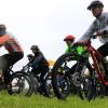 Die Bierzeltgarnituren im Start-Ziel-Bereich des Auerberg-Mountainbike-Marathons in Kaufbeuren blieben zusammengeklappt. An ein gemütliches Beisammensein war am Sonntag wahrlich nicht zu denken. Unaufhörlich tröpfelte es vom Himmel, mal weniger stark, meist aber in beachtlichem Ausmaß. „Wir sind froh, dass das Rennen überhaupt stattfinden konnte“, sagte Organisator Sascha Braun angesichts der bescheidenen Witterungsbedingungen. Rund 470 Anmeldungen hatte er bis zum Sonntagmorgen entgegengenommen, knapp 300 Finisher waren es letztlich. Eine sehr erfreuliche Anzahl, wie er sagte.

Mehr über das Thema erfahren Sie in der Montagsausgabe der Allgäuer Zeitung, Ausgabe Kaufbeuren, vom 13.05.2019.

Die Allgäuer Zeitung und ihre Heimatzeitungen erhalten Sie
in den jeweiligen AZ Service-Centern
im Abonnement
oder digital als e-Paper