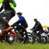 Die Bierzeltgarnituren im Start-Ziel-Bereich des Auerberg-Mountainbike-Marathons in Kaufbeuren blieben zusammengeklappt. An ein gemütliches Beisammensein war am Sonntag wahrlich nicht zu denken. Unaufhörlich tröpfelte es vom Himmel, mal weniger stark, meist aber in beachtlichem Ausmaß. „Wir sind froh, dass das Rennen überhaupt stattfinden konnte“, sagte Organisator Sascha Braun angesichts der bescheidenen Witterungsbedingungen. Rund 470 Anmeldungen hatte er bis zum Sonntagmorgen entgegengenommen, knapp 300 Finisher waren es letztlich. Eine sehr erfreuliche Anzahl, wie er sagte.

Mehr über das Thema erfahren Sie in der Montagsausgabe der Allgäuer Zeitung, Ausgabe Kaufbeuren, vom 13.05.2019.

Die Allgäuer Zeitung und ihre Heimatzeitungen erhalten Sie
in den jeweiligen AZ Service-Centern
im Abonnement
oder digital als e-Paper