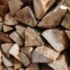 An einem Holzstapel, der an einem Waldweg bei Münsterhausen (Landkreis Günzburg) lagerte, bediente sich ein Unbekannter im Laufe der vergangenen Woche. Insgesamt rund acht Ster Holz soll er gestohlen haben.(Symbolfoto)