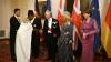Die Tänzerin Motsi Mabuse (2.v.l.) schüttelt die Hand von König Charles III. (Mitte) neben Königsgemahlin Camilla (2.v.r.) und Elke Büdenbender (r.), die Frau von Bundespräsident Steinmeier.