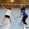 Beim Badminton zeigten die Spielerinnen und Spieler vollen Körpereinsatz. 