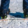 Eine deutsche Snowboarderin ist am Dienstagvormittag bei einem Unfall auf der Piste verletzt worden. Eine 23-jährige Snowboarderin war mit der am Rand der Piste sitzenden 21-Jährigen zusammengestoßen. Die junge Frau musste mit Verletzungen im Bereich des Gesichts ins Krankenhaus geflogen werden. (Symbolbild)