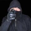 In Augsburg hat ein unbekannter Mann in der Nacht von Samstag auf Sonntag eine Frau mit einer Schreckschusswaffe bedroht und verletzt. Der Täter konnte ohne Beute fliehen. Die Polizei sucht jetzt nach ihm. (Symbolbild)