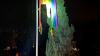 In Bregenz haben drei Männer diese Regenbogenfahne vor einer Kirche beschädigt.