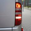 In Kempten hat ein betrunkener Busfahrer am Montag einen Unfall gebaut. Der Mann war über zwei Verkehrszeichen gefahren und anschließend durch einen Grünstreifen. Nach dem Unfall ließ der 66-Jährige die Fahrgäste, von denen zwei verletzt wurden, aussteigen und setzte seine Fahrt einfach fort. (Symbolbild)