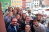 Lachende Gesichter über dem Memminger Marktplatz.