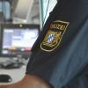Polizei Günzburg ermittelt: Maibaum-Gespann beschädigt Mercedes. (Symbolbild)