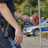 Bei Kontrollen auf der Tank- und Rastanlage Leipheim hat die Polizei über 20 Fahrzeuge kontrolliert. Dabei entdeckten sie Diebesgut und Betäubungsmittel. (Symbolbild)