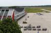 Am Flughafen Memmingen wurde ein Mann von der Grenzpolizei des Allgäu Airport festgenommen. Die Beamten brachten ihn wegen versuchter räuberischer Erpressung und gefährlicher Körperverletzung ins Gefängnis. (Symbolbild)
