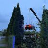 Nachdem ein 22-Jähriger mit seinem Auto von der Zeppelinstraße in Kempten abgekommen ist, landete er in einer Hecke. Die Feuerwehr musste das Auto mit einem Kran bergen.
