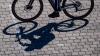 In Marktoberdorf ist ein E-Bike-Fahrer bei einem Zusammenstoß mit einem Auto verletzt worden. Der Autofahrer hatte den Radfahrer beim Abbiegen übersehen. Später stellte sich heraus, dass der Autofahrer betrunken am Steuer saß. (Symbolbild)