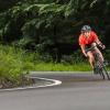 Eine Rennradfahrerin hat sich bei Leckbruck im Ostallgäu bei einem Unfall schwer verletzt. (Symbolbild)