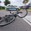 Ein E-Biker wollte sich am Dienstagabend mit einem Bekannten unterhalten, der im Auto unterwegs war. Um während der Fahrt ratschen zu können, hielt er sich am Auto fest und ließ sich mitziehen.