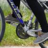 Bei Fahrradunfällen in Neu-Ulm und im Oberallgäu sind mehrere Menschen verletzt worden. In Senden ist eine Radfahrerin von einem Auto erfasst worden. (Symbolbild)