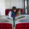 Zwei Jungen spielten in einem Bus zwischen Bregenz und Sulzberg, als ein unbekannter Mann einen der Buben packte und verletzte. (Symbolbild)