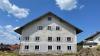 Dieses alte Bauernhaus in Sulzberg soll einem neuen Mehrfamilienhaus weichen. Doch weil hier mehrere Schwalbenfamilien eingezogen sind, verzögern sich die Abrissarbeiten.