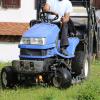 In Argenbühl ist ein Mann unter einem Rasentraktor eingeklemmt worden. Der 59-Jährige war mit Mäharbeiten beschäftigt, als der Traktor an einem Abhang ins Rutschen kam und den Mann unter sich begrub. (Symbolbild)