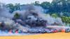 Einsatzkräfte der Feuerwehr löschen auf einem Behelfsparkplatz des Bad Wimpfener Talmarktes ein Feuer. Dabei haben 16 Autos Feuer gefangen.