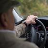 Ein 83-jähriger Autofahrer ist in Mauerstetten mit zwei Autos zusammengestoßen. Weil er zuvor in Schlangenlinien gefahren war und bei der Unfallaufnahme einen verwirrten Eindruck machte, geht die Polizei von einer medizinischen Ursache für den Unfall aus. (Symbolbild)