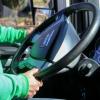 In Eriskirch hat ein LKW-Fahrer bei Rangierversuchen auf einem Firmenparkplatz großen Schaden angerichtet. Der 46-Jährige war gegen eine Hausfassade, eine Destillieranlage und eine Hecke gestreift. (Symbolbild)