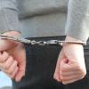 In Senden hat die Polizei dank der Geistesgegenwart eines potentiellen Opfers einen "falschen Polizeibeamten" festgenommen. Die Frau kannte die Masche der Telefonbetrüger und war zum Schein darauf eingegangen. Als ein Verdächtiger angebliche Goldmünzen bei der Frau abholen wollte, klickten die Handschellen. (Symbolbild)