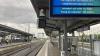 Auf einem leeren Bahnsteig am Bahnhof Pasing informiert die Bahn über Zugausfälle. Auf einem leeren Bahnsteig am Bahnhof Pasing informiert die Bahn über Zugausfälle.