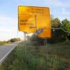 Unbekannte sprengten Anfang September einen Vorwegweiser auf der B 16 nahe Schöneberg (Landkreis Unterallgäu) in die Luft. An dem Schild entstand Totalschaden.