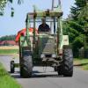 Ein 21-jähriger Mann ist am Samstag bei Lermoos mit seinem Traktor von der Straße abgekommen und eine steile Böschung hinabgestürzt. (Symbolfoto)