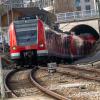 Weil sie blind ihrem Navi gefolgt ist, wäre eine 25-jährige Frau fast von einer S-Bahn am Münchner Ostbahnhof erfasst worden. Die App hatte die Frau auf die Gleise gelotst. (Symbolfoto)