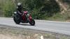 Ein Motorradfahrer hat sich am Jochpass bei einem Unfall mit einem Auto glücklicherweise nur leicht verletzt. (Symbolbild)
