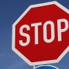 In Ottobeuren sind drei Menschen bei einem Unfall teils schwer verletzt worden. Ein Autofahrer hatte ein Stopschild an einer Kreuzung missachtet und war mit einer anderen Autofahrerin kollidiert. (Symbolbild)