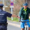 E-Bike-Fahrer (48) verweigert Alkotest und liefert sich Gerangel mit Polizei