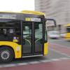 Ein Bus ist am Mittwoch in Ravensburg mit einem Auto zusammengeprallt. Die Autofahrerin war wohl über eine rote Ampel gefahren. (Symbolfoto)