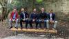 Beim Testen der Lümmelbank: Leiter des Amts Jugend und Familie Michael Wagner (v.l.), Leiter des Referats Familie, Jugend und Soziales Jörg Haldenmayr, Oberbürgermeister Jan Rothenbacher, Jugendpfleger Andreas Nordstern und Leiter des Amts Stadtgrün und Friedhöfe Michael Koch (Foto: Leander Prexl/Pressestelle Stadt Memmingen)